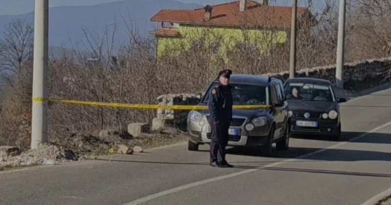 U grushtuan te stacioni i autobusëve, drejtori i bashkisë ndoqi me makinë kushëririn e Albert Halilajt dhe e qëlloi me armë U grushtuan te stacioni i autobusëve, drejtori i bashkisë ndoqi me makinë kushëririn e Albert Halilajt dhe e qëlloi me armë