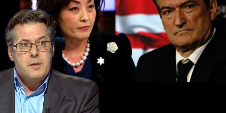 Elon Musk shfaqet në kabinetin e Trump, presidenti: Kush nuk e do, le të dalë jashtë!