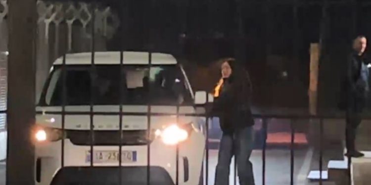 Ajola Xoxa sapo zbret në Rinas: Çfarë ndodhi në mbrëmje?! Agjentë të BKH-së u futen… Ajola Xoxa sapo zbret në Rinas: Çfarë ndodhi në mbrëmje?! Agjentë të BKH-së u futen…