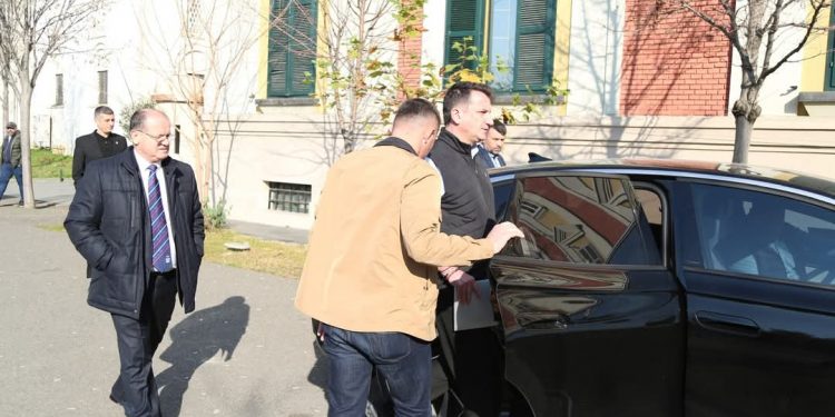 Erion Veliajt i grisën kontratën! Erion Veliajt i grisën kontratën!