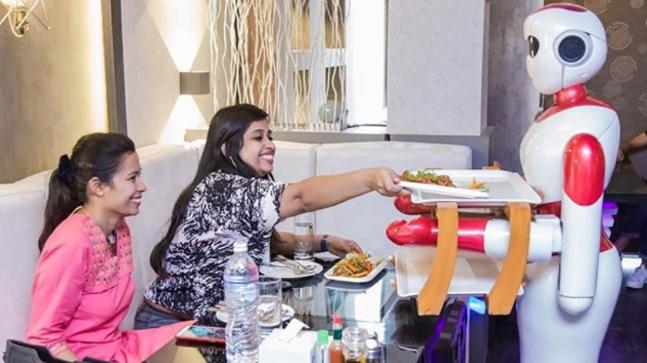 Video/ Në Vlorë, kamerierët zëvendësohen nga robotët!