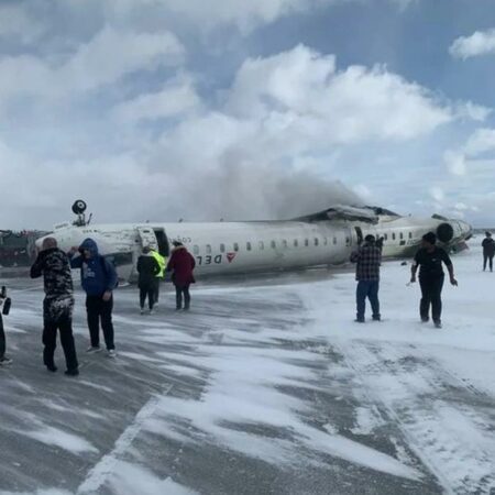 FOTO/ Prag tragjedie në Kanada, avioni përmbyset në pistën e aeroportit të Torontos teksa po ulej, 15 të plagosur