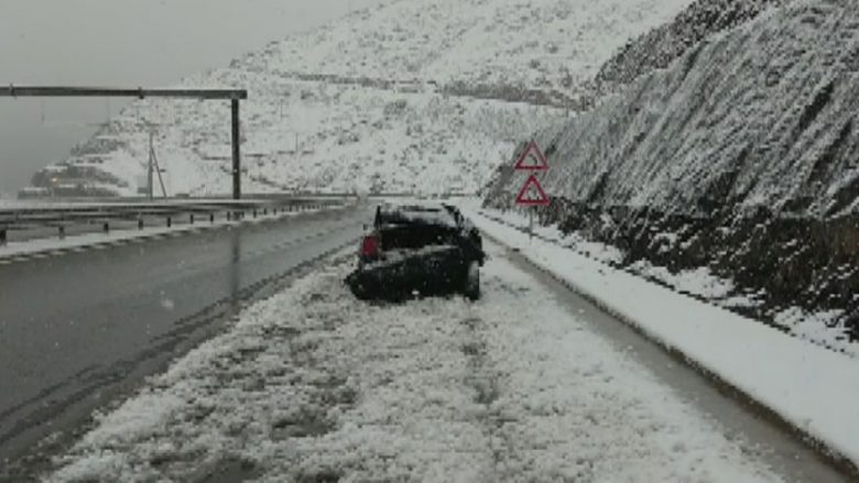 Reshjet e dendura të borës bllokojnë qarkullimin në Rrugën e Kombit! Tre aksidente në segmentin Thirr-Fan-Reps, kompania ‘Salillari’ e papërgatitur (Video) Reshjet e dendura të borës bllokojnë qarkullimin në Rrugën e Kombit! Tre aksidente në segmentin Thirr-Fan-Reps, kompania ‘Salillari’ e papërgatitur (Video)