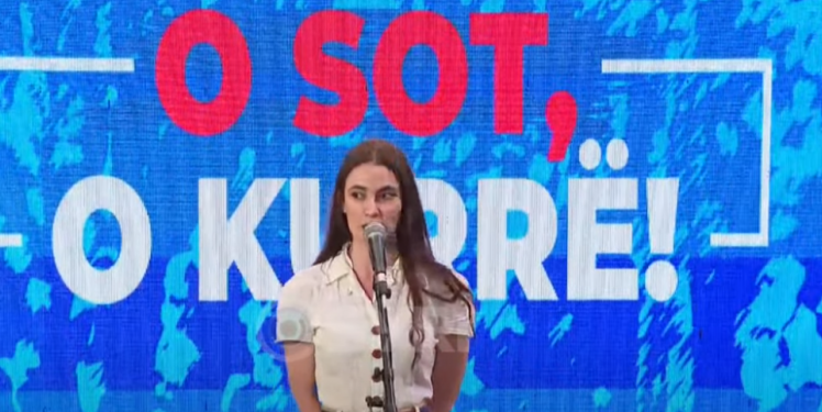 Protesta e PD ka dhe lapsueset saj! Aktorja Juli Emiri i kujton pa dashje Berishës të vrarët e 21 janarit: Jeta e atyre që merrni nuk bëhet e juaja Protesta e PD ka dhe lapsueset saj! Aktorja Juli Emiri i kujton pa dashje Berishës të vrarët e 21 janarit: Jeta e atyre që merrni nuk bëhet e juaja