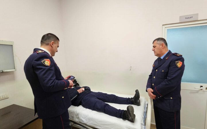 Tre efektivët e lënduar gjatë protestës, vizitohen në spital nga drejtori i Policisë së Tiranës: Do marrin ndëshkim të rëndë atentatorët Tre efektivët e lënduar gjatë protestës, vizitohen në spital nga drejtori i Policisë së Tiranës: Do marrin ndëshkim të rëndë atentatorët
