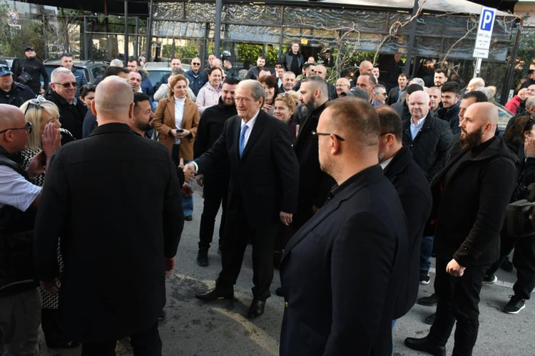 Nga se ka frikë 81 vjeçari Berisha?! Shoqëruar me dhjetëra badigardë në SPAK, kush i paguan?