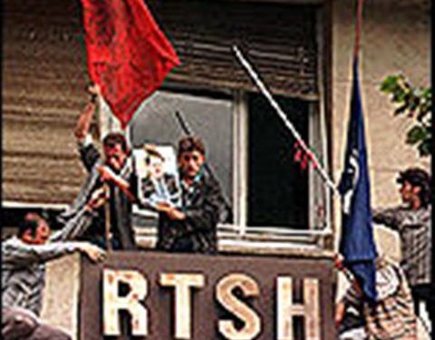 Dëshmia e Martin Lekës: Si e përdori Berisha funeralin e Azem Hajdarit për të pushtuar RTSH-në! Atë ditë më morën peng