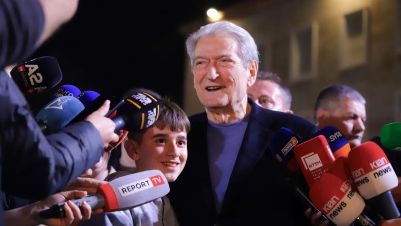 VIDEOLAJM/ Harron që aplikacioni ndalohet për fëmijët nën 13 vjeç! Çmenduria e Berishës, i premton të voglit 7 vjeçar nga Tropoja live në televizion: Gjyshi do ta hapë TikTok më 12 maj VIDEOLAJM/ Harron që aplikacioni ndalohet për fëmijët nën 13 vjeç! Çmenduria e Berishës, i premton të voglit 7 vjeçar nga Tropoja live në televizion: Gjyshi do ta hapë TikTok më 12 maj