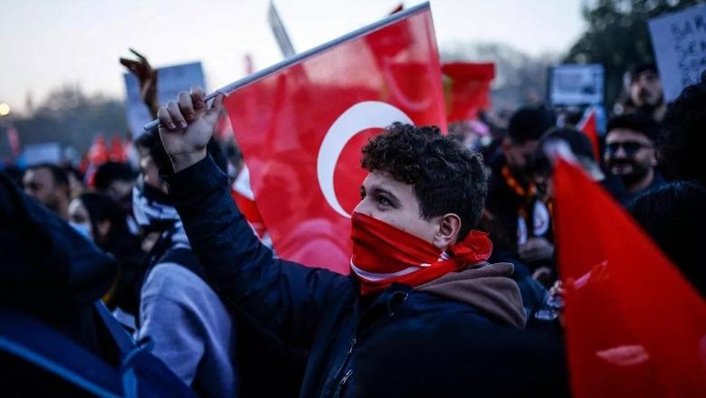 Kryetari i bashkisë së Stambollit, Ekrem Imamoglu, dërgohet në gjykatë! Opozita ende në rrugë kundër Erdogan