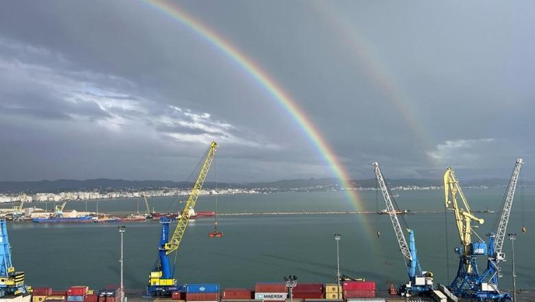 FOTOLAJM/ Qielli mbulohet nga ylberi shumëngjyrësh, ja pamjet spektakolare nga Porti i Durrësit