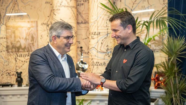 “Kryebashkiak i zoti që vlerësohet kudo”! Deputeti italian dhe Presidenti i Rajonit të Abruzzo-s, Luciano D’Alfonso mbështetje për Erion Veliajn: Drejtësia të tregohet e kujdesshme! Në fazën e hetimeve nevojiten garanci (Video) “Kryebashkiak i zoti që vlerësohet kudo”! Deputeti italian dhe Presidenti i Rajonit të Abruzzo-s, Luciano D’Alfonso mbështetje për Erion Veliajn: Drejtësia të tregohet e kujdesshme! Në fazën e hetimeve nevojiten garanci (Video)