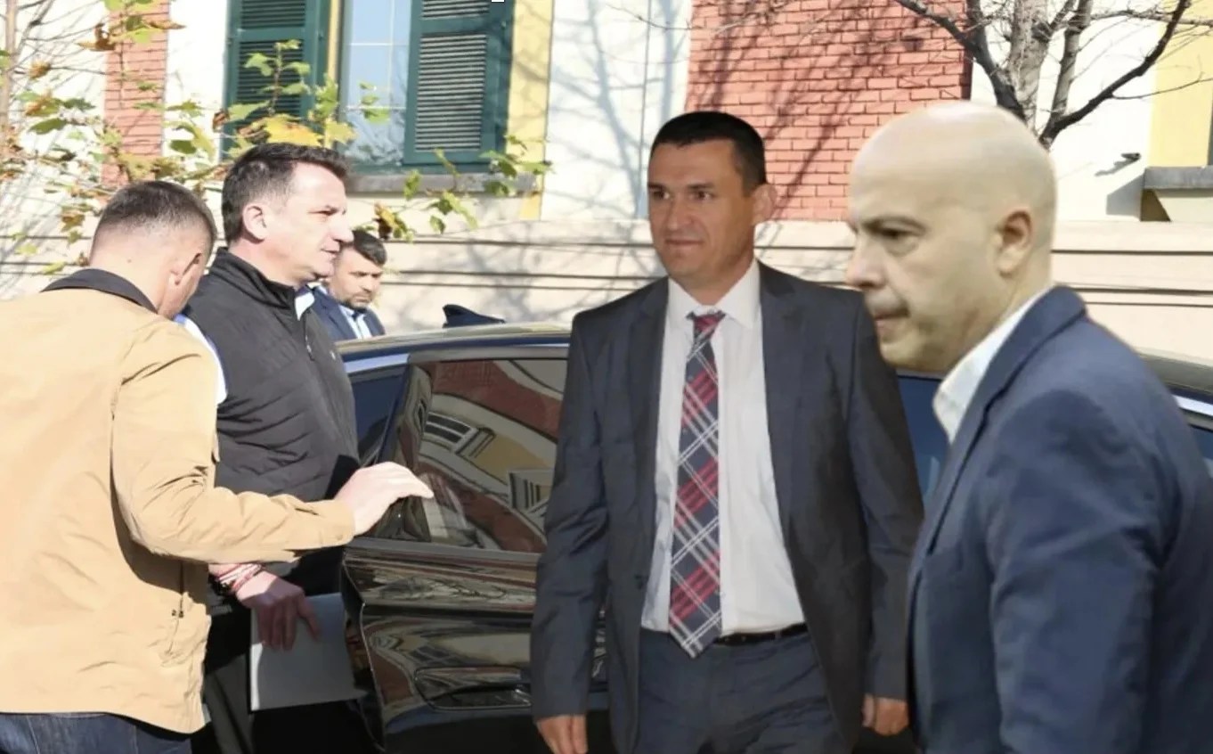 Fuksi Dado dhe brigadier Dumani përgjuan bisedat e Veliajt me djalin e mitur, për vete ankohen kur u dalin dashnoret dhe jeta e luksit, si po degradon SPAK-u Fuksi Dado dhe brigadier Dumani përgjuan bisedat e Veliajt me djalin e mitur, për vete ankohen kur u dalin dashnoret dhe jeta e luksit, si po degradon SPAK-u