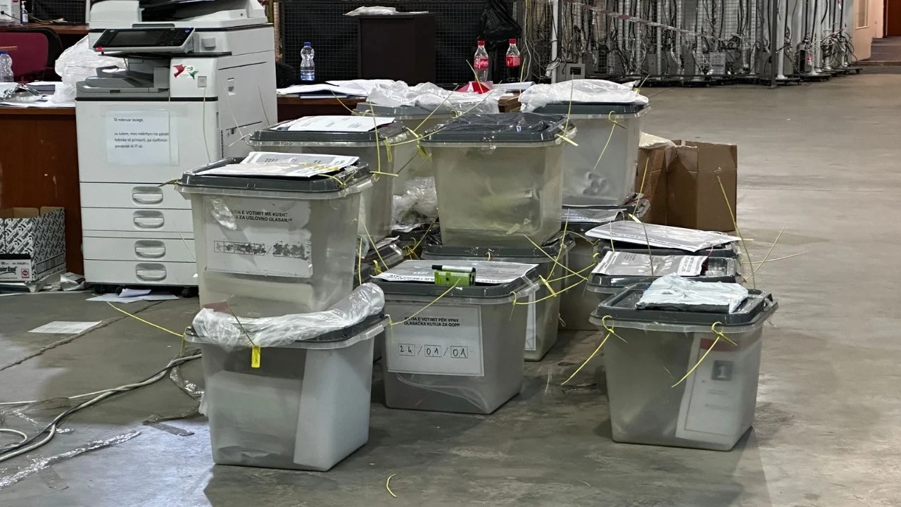 Mbyllet numërimi në Kosovë: Vetëvendosja e para me 40.90% të votave, e ndjek LDK me 22%