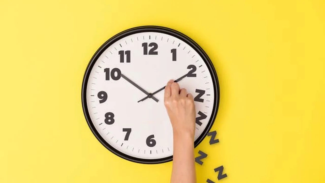 Ndryshimi i orës: Nga përgjumja te migrena e sulmet në zemër, si ndikon në shëndetin tonë Ndryshimi i orës: Nga përgjumja te migrena e sulmet në zemër, si ndikon në shëndetin tonë