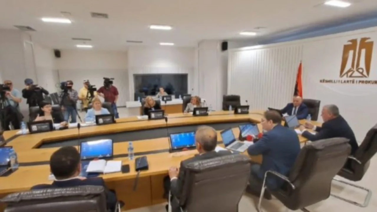 Emrat / Kopjacët e Magjistraturës, hajdutë ende pa u bërë gjyqtarë e prokurorë, thellohet skandali në drejtësi Emrat / Kopjacët e Magjistraturës, hajdutë ende pa u bërë gjyqtarë e prokurorë, thellohet skandali në drejtësi