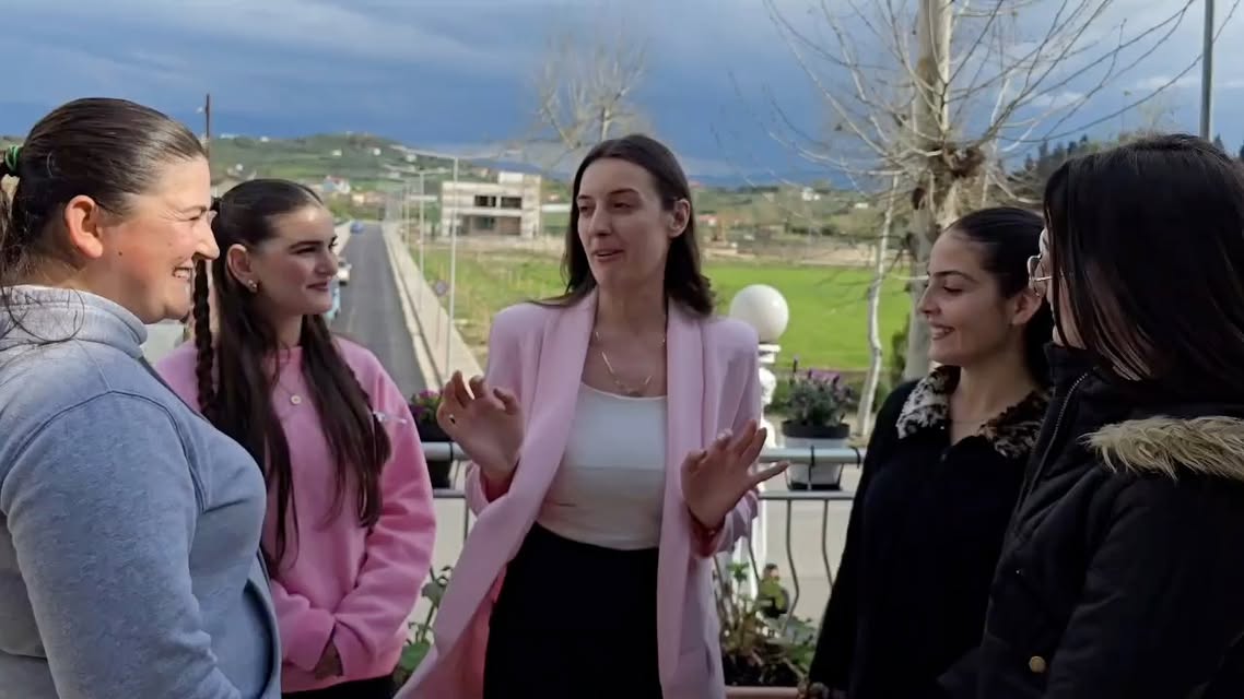 “I dal në endërr natën”! Kandidatja e re e Fierit i përgjigjet Gaz Bardhit me një video me shoqet: Do bëhem e famshme… “I dal në endërr natën”! Kandidatja e re e Fierit i përgjigjet Gaz Bardhit me një video me shoqet: Do bëhem e famshme…