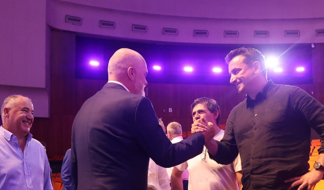 Si mund ta liroi Rama, Erion Veliajn, nëse ka bindje për pafajsinë e tij, duke i sfiduar “dadot” e SPAK-ut Si mund ta liroi Rama, Erion Veliajn, nëse ka bindje për pafajsinë e tij, duke i sfiduar “dadot” e SPAK-ut