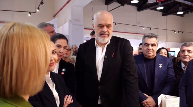 Rama i pranishëm në panairin e punës në Athinë, viziton stendat e kompanive