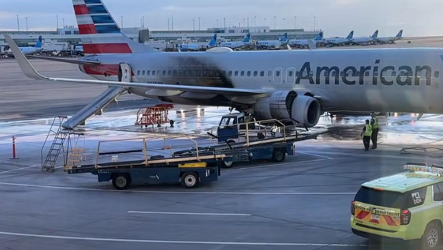 VIDEO/ Merr flakë aeroplani i American Airlines, detyrohet të bëjë ulje emergjente, pasagjerët dalin në krahët e Boeing për të shpëtuar