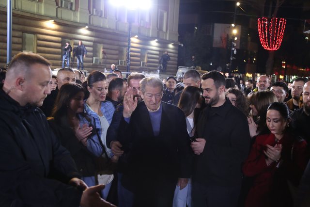 I premtoi një 7-vjeçari se do t’i hapë TikTok-un më 12 maj, Rama ironizon Berishën: Hiç shkoll, veç TikTok t’keqen gjyshi I premtoi një 7-vjeçari se do t’i hapë TikTok-un më 12 maj, Rama ironizon Berishën: Hiç shkoll, veç TikTok t’keqen gjyshi