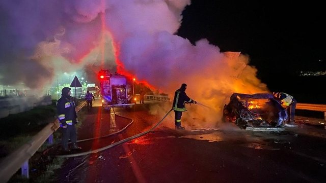 Aksident tragjik në aksin Fushë-Krujë-Vorë: Shkrumbohet totalisht makina, humbin jetën katër të rinj Aksident tragjik në aksin Fushë-Krujë-Vorë: Shkrumbohet totalisht makina, humbin jetën katër të rinj