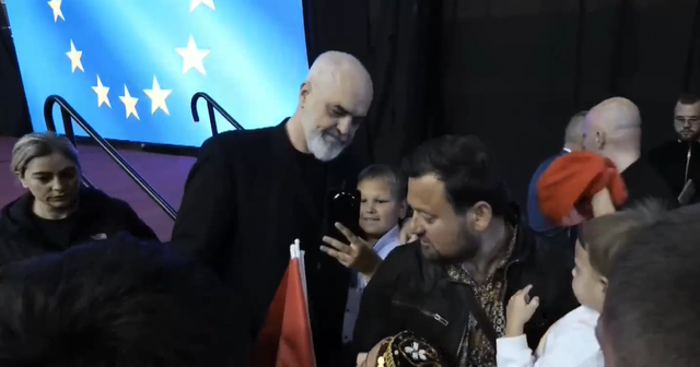 Rama në Kretë: PS si PD në 1992… në kohën dhe vendin e duhur! Atyre të kënetës jepuni një peshqir e thuajuni ta braktisin bufin Rama në Kretë: PS si PD në 1992… në kohën dhe vendin e duhur! Atyre të kënetës jepuni një peshqir e thuajuni ta braktisin bufin