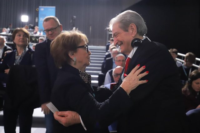 “Kryetarja e nderit” e plakave në PPE, pensionistja Doris Pack krah Saliut për të bërë fushatë: Edi Rama diktator, më bënë të qaj kjo drejtësi e rreme! “Kryetarja e nderit” e plakave në PPE, pensionistja Doris Pack krah Saliut për të bërë fushatë: Edi Rama diktator, më bënë të qaj kjo drejtësi e rreme!