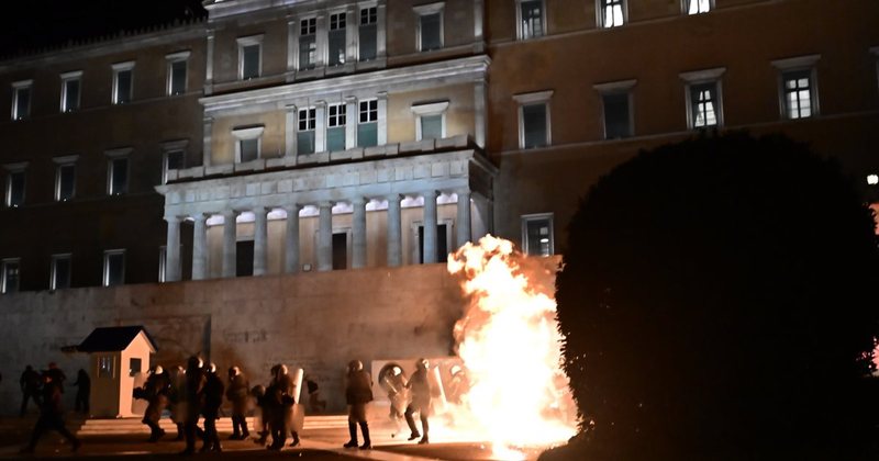 S’ka paqe! Athina sërish në flakë, mijëra grekë rrethojnë Parlamentin