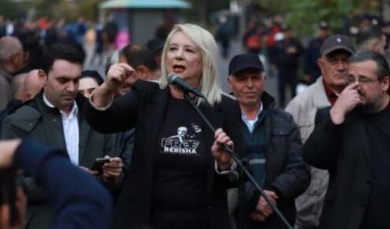 Adriana Kalaja revoltohet me ata që s’e votuan në Primare: E keni vendin në ferr, do e marr vesh kush më ka tradhtuar… Adriana Kalaja revoltohet me ata që s’e votuan në Primare: E keni vendin në ferr, do e marr vesh kush më ka tradhtuar…