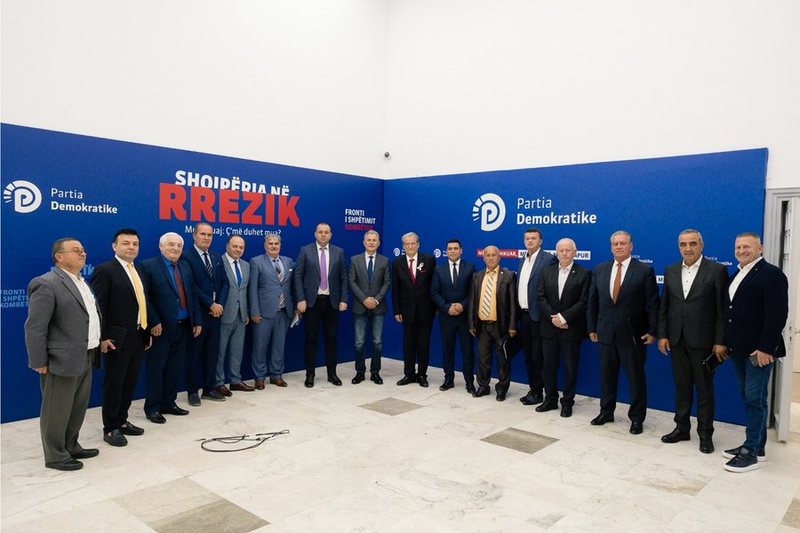 “Shqipëria Madhështore” e Berishës?! Kryetarë partish që nuk ekzistojnë as në Facebook, pa ndjekës dhe zero komunikim “Shqipëria Madhështore” e Berishës?! Kryetarë partish që nuk ekzistojnë as në Facebook, pa ndjekës dhe zero komunikim