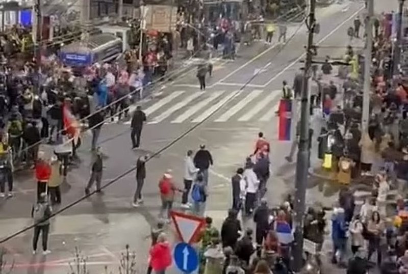VIDEO/ Vuçiç e mohon, del videoja e armës sonike që “çau në mes” protestuesit në Serbi VIDEO/ Vuçiç e mohon, del videoja e armës sonike që “çau në mes” protestuesit në Serbi