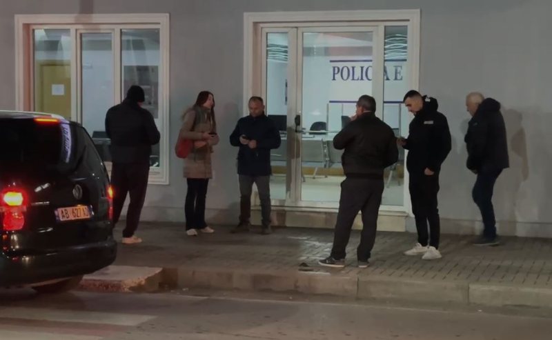 Incidenti i parë në Lezhë në prag të fushatës! Militantët e PD dhe kandidatja e Lapajt tentojnë të prishin mitingun e PS: Njëri godet me grusht drejtorin e Policisë Bashkiake