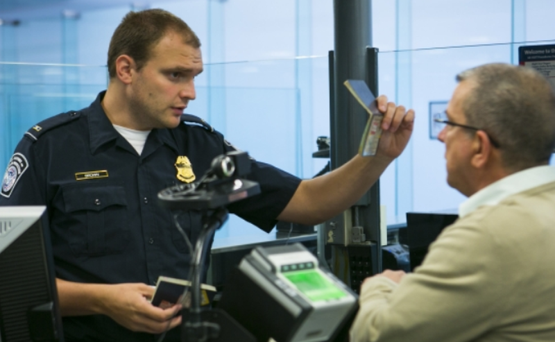 Të refuzuar, në pranga, ose në qendra ndalimi: Pse doganat në SHBA po trembin turistët europianë Të refuzuar, në pranga, ose në qendra ndalimi: Pse doganat në SHBA po trembin turistët europianë