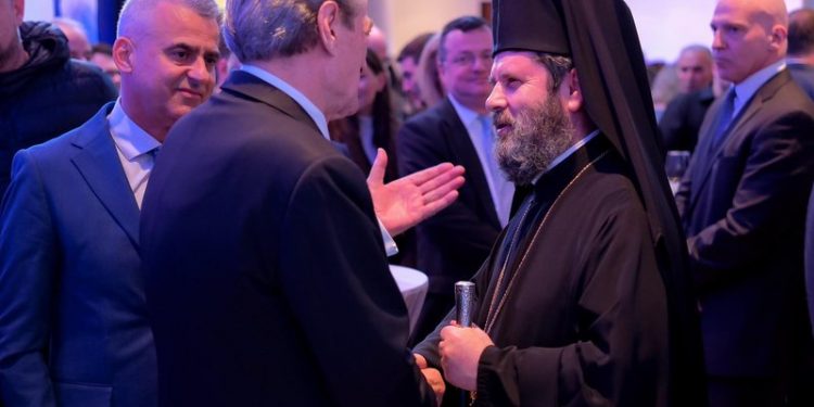 Skandal / Kryepeshkopi Joani në gjurmët e Janullatosit, festa greke në Kishën Ortodokse ku u kremtua aleanca e Berishës me Athinën kundër Ramës
