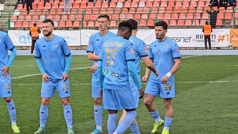 VIDEOSKANDALI/ Shihni turpin në futbollin shqiptar, si Dinamo i lë ndeshjen Skënderbeut VIDEOSKANDALI/ Shihni turpin në futbollin shqiptar, si Dinamo i lë ndeshjen Skënderbeut