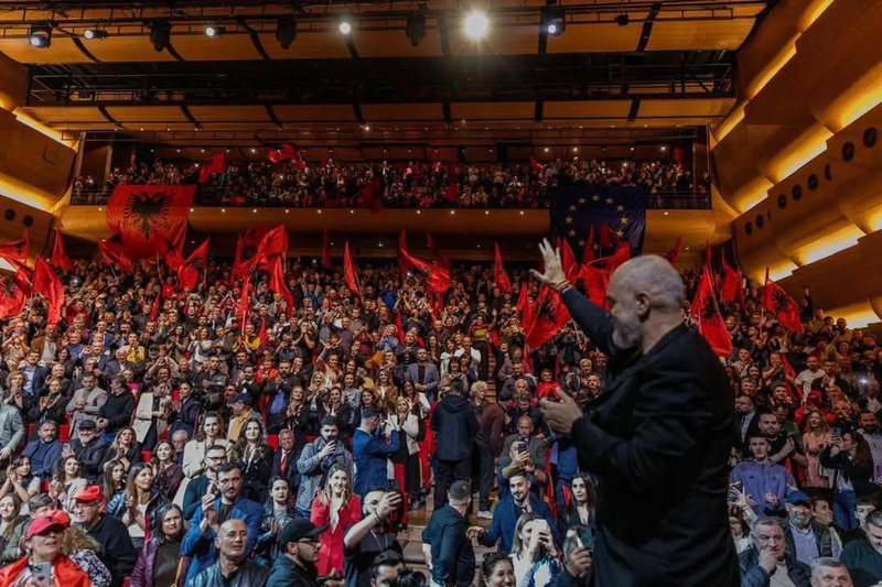 Greqia ka tentuar por nuk ka arritur! Emigranti pyetje pa sens: Çfarë do bëni nëse Greqia na bllokon përsëri? Rama nga Athina: Po të kishte halla…