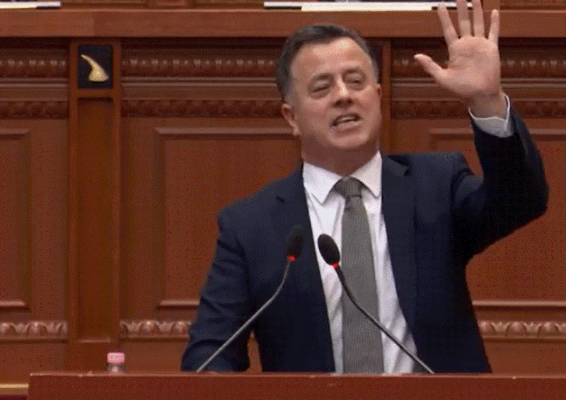 VIDEO/ Flamur Noka bën gjestin e turpshëm në Kuvend