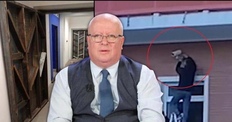 Dyert e selisë blu të blinduara, avokati i Berishës risjell fotot dhe “sulmon” Gazment Bardhin me “shokë”: Sali Berisha u arrestua me ndihmën e tyre Dyert e selisë blu të blinduara, avokati i Berishës risjell fotot dhe “sulmon” Gazment Bardhin me “shokë”: Sali Berisha u arrestua me ndihmën e tyre