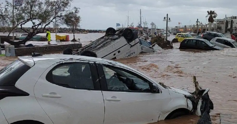 Stuhia godet ishujt grekë: Reshjet e dendura kthejnë rrugët në lumenj, përmbyten makina e banesa Stuhia godet ishujt grekë: Reshjet e dendura kthejnë rrugët në lumenj, përmbyten makina e banesa