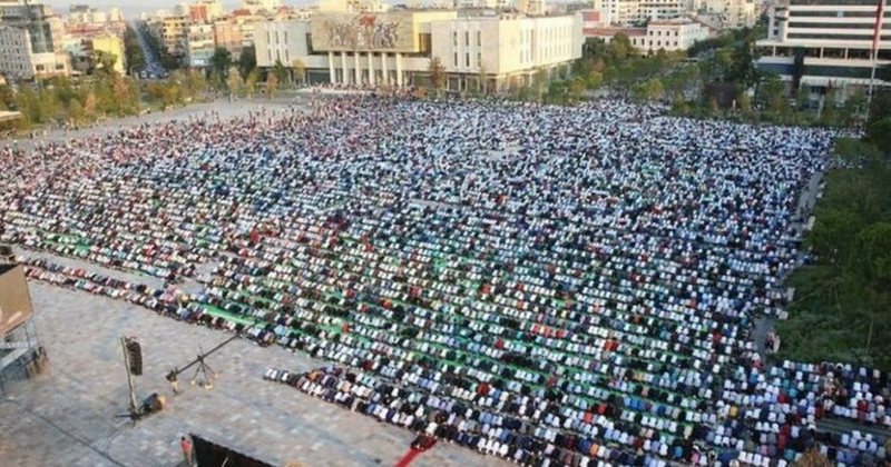 Kremtohet Fitër Bajrami, mijëra besimtarë falin namazin në “Sheshin Skënderbej” Kremtohet Fitër Bajrami, mijëra besimtarë falin namazin në “Sheshin Skënderbej”