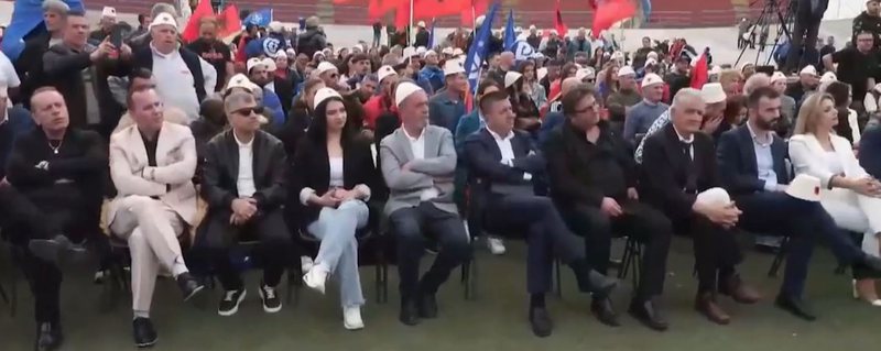 Dështim i radhës! Sali Berisha në Napoli, pritet nga një turm qesharake “tiktokerash të mërzitur” me qeleshe si mbështetës Dështim i radhës! Sali Berisha në Napoli, pritet nga një turm qesharake “tiktokerash të mërzitur” me qeleshe si mbështetës