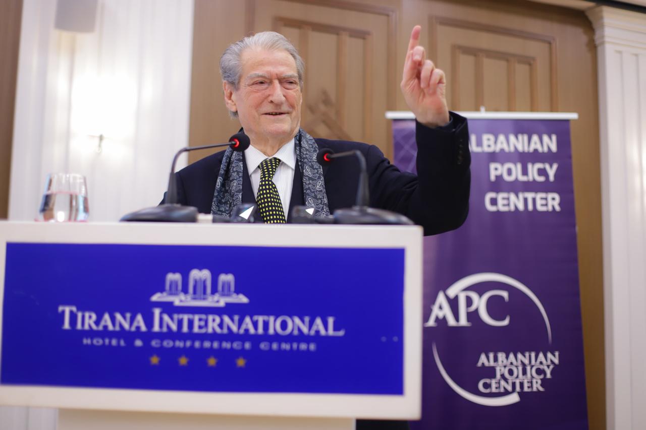 Çfarë kllouni! Rugova kishte prerë çdo kontakt me të por Berisha flet me shallin e Rugovës në qafë: Zgjodhi rrugën paqësore për të mundur një regjim Çfarë kllouni! Rugova kishte prerë çdo kontakt me të por Berisha flet me shallin e Rugovës në qafë: Zgjodhi rrugën paqësore për të mundur një regjim