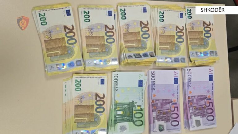 Çifti irlandez gjen ne Shkodër mbi 40 mijë euro, i dorëzon në polici! Çifti irlandez gjen ne Shkodër mbi 40 mijë euro, i dorëzon në polici!