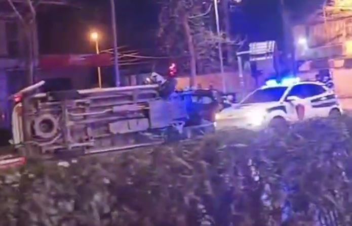 LAJMI I FUNDIT/ Aksident në Laprakë, përplaset me një automjet, përmbyset ambulanca LAJMI I FUNDIT/ Aksident në Laprakë, përplaset me një automjet, përmbyset ambulanca