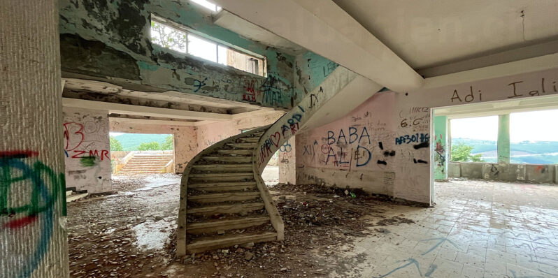 Kush e shkatërroi ish-Hotel Turizmin e Ri të Kukësit? Kush e shkatërroi ish-Hotel Turizmin e Ri të Kukësit?