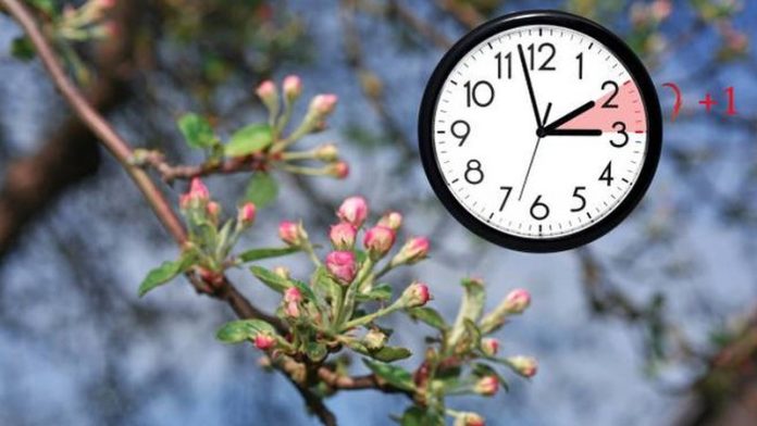 Këtë fundjavë akrepat e orës do të lëvizin një orë përpara, duke kaluar nga ora 02:00 në 03:00 Këtë fundjavë akrepat e orës do të lëvizin një orë përpara, duke kaluar nga ora 02:00 në 03:00