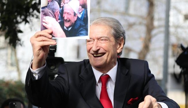 Ky është i çmendur apo në ëndërr! Berisha premton se do “zhbëjë” dhe E-albania: Të plas shpirtin! Më mirë paguajmë lekë se sa të…mërzitemi! Do punësojmë njerëz, rikthejmë zyrat për qytetarët