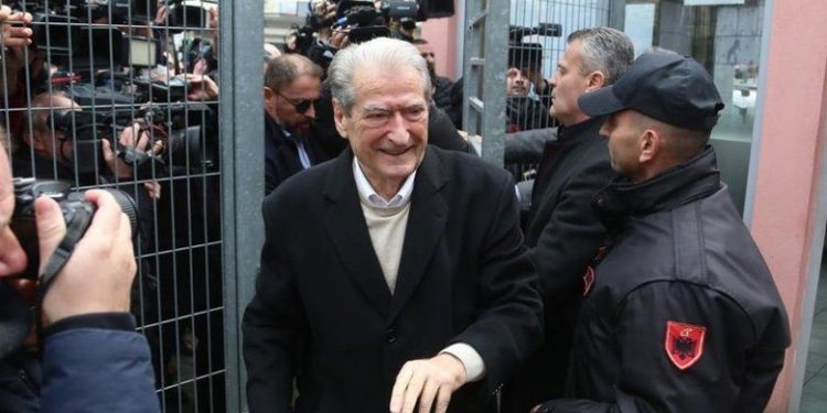 E gjitha kjo është pak si shumë qesharake (dhe e padrejtë) E gjitha kjo është pak si shumë qesharake (dhe e padrejtë)