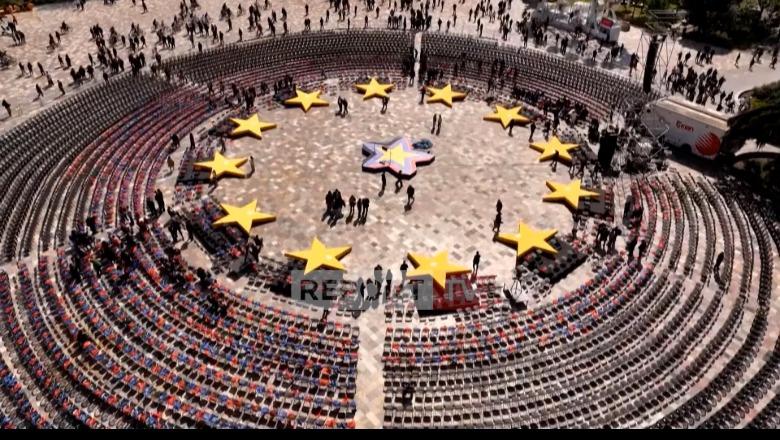 VIDEO/ Pamjet me dron: Ja si duket skenografia e PS për hapjen e fushatës! 12 yjet e BE “zbresin” në sheshin Skënderbej