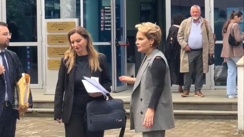 VIDEOLAJM/ Vokshi dhe Kryemadhi ‘takim’ në oborrin e SPAK! Deputetja e PL e acaruar me kolegun ‘e pacipë’ të opozitës që po bën para VIDEOLAJM/ Vokshi dhe Kryemadhi ‘takim’ në oborrin e SPAK! Deputetja e PL e acaruar me kolegun ‘e pacipë’ të opozitës që po bën para